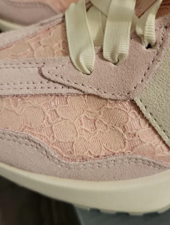 New Balance 327 Women's Pink Lace Accent with 'N' Logo ,size 7.very rare ! - Picture 9 of 15